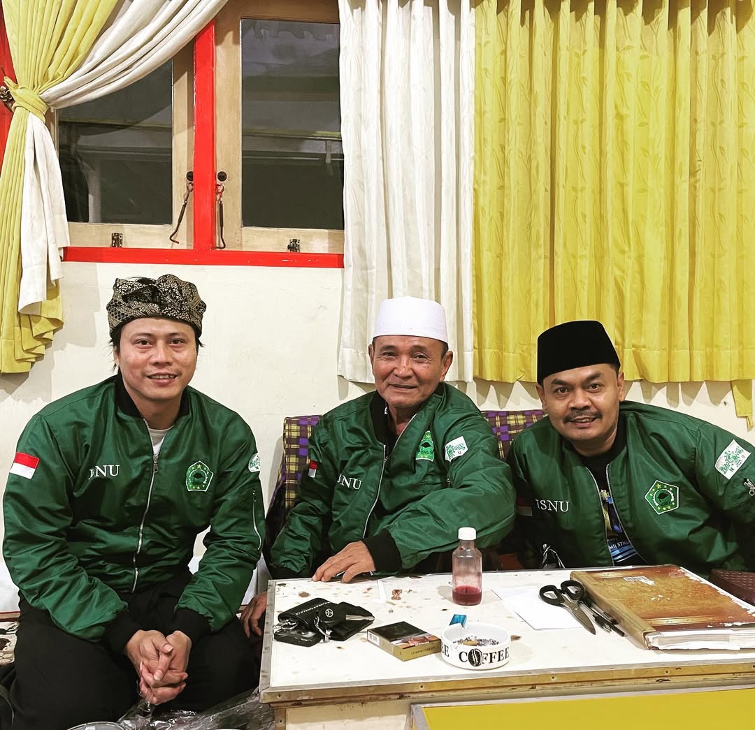 ISNU Indramayu Silaturahmi Sekaligus Serahkan Jaket Kehormatan kepada Buya Syakur